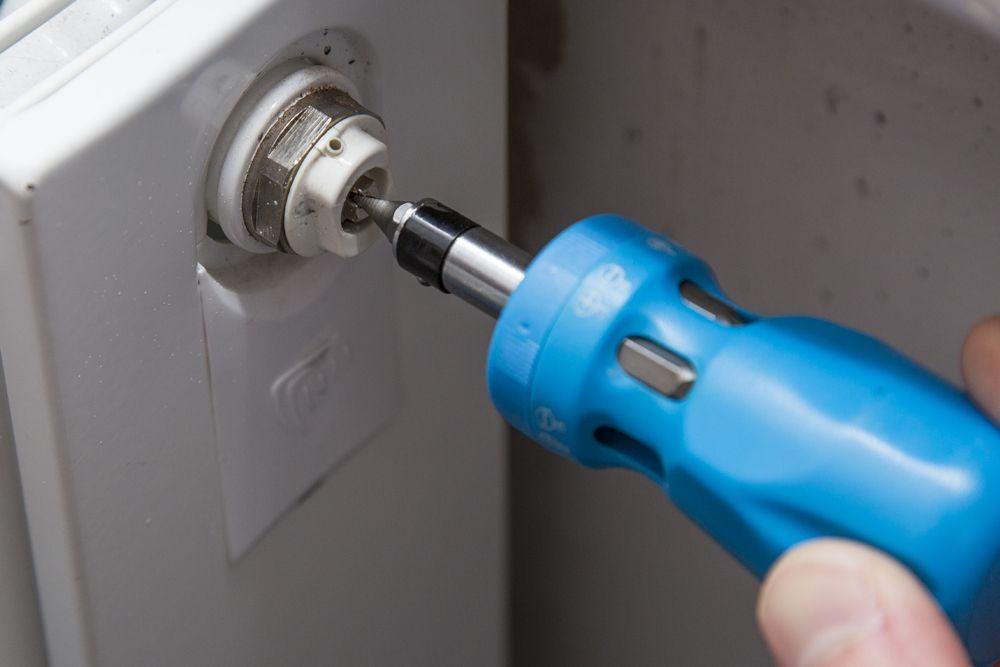 BLUE SPOT TOOLS 12 IN 1 STUBBY REVERSIBLE RATCHET SCREWDRIVER - Premium Hand Tools from BLUE SPOT - Just £7.35! Shop now at Bargain LAB